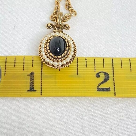 Avon Pendant Necklace Onyx Cabochon Encircled Pearlesque Beads Gold Tone Chain - Picture 13 of 14
